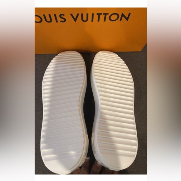 Gently worn authentic Louis Vuitton Timeout Sneakers size 38.5 (8.5) - Picture 6 of 7